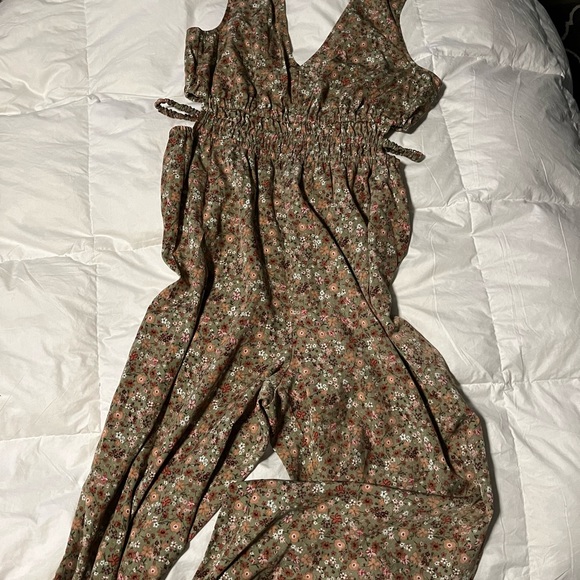 Romper jackpot!!!!! 5 rompers slightly used. Great condition and very flattering - Picture 3 of 5